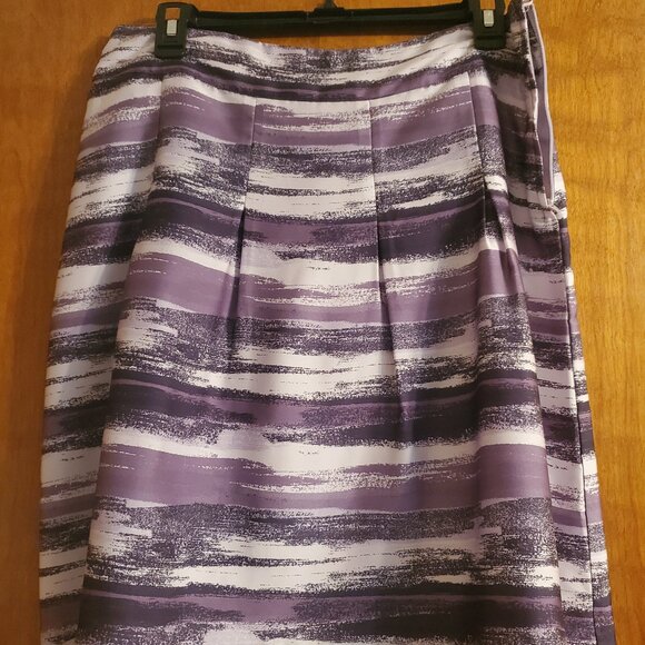 Cute H&M Purple and White Knee Length Skirt Size 8 - Picture 1 of 6